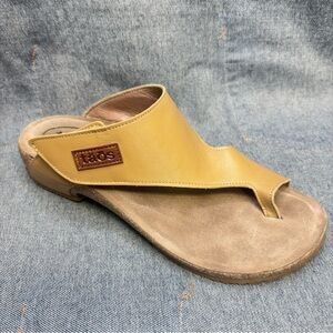 Taos Loop Womens 9/9.5 Maize Yellow Leather Toe Sandals Comfort Casual Shoes
